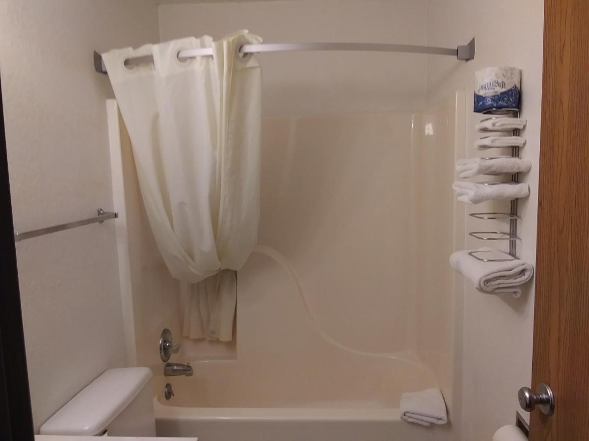 Amerihost Inn & Suites Kingdom City Экстерьер фото